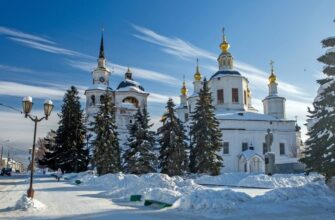 Великий Устюг зимой - Успенский собор и Соборное дворище на фоне голубого неба