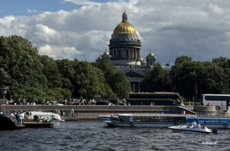 Исаакиевский собор и прогулочные катера на Неве в Санкт-Петербурге