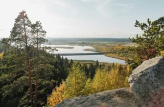 Достопримечательности Карелии — вид на озеро, леса и скалы