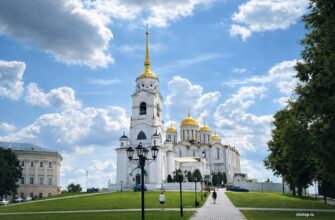 Успенский собор во Владимире с золотыми куполами