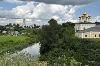 Панорама Суздаля с рекой Каменкой, монастырями и старинной застройкой Владимирской области