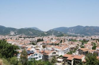 Панорама Мармариса и гор на побережье Турции