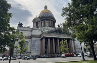 Исаакиевский собор в Санкт-Петербурге с золотым куполом
