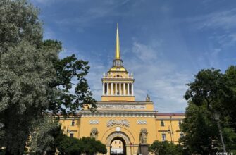 Главная башня Адмиралтейства с золоченым шпилем в Санкт-Петербурге