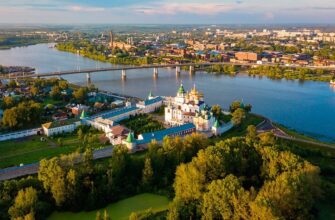 Вид с высоты на Ипатьевский монастырь, Волгу и панораму Костромы.