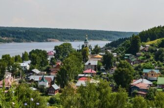 Панорама Плёса на берегу Волги летом