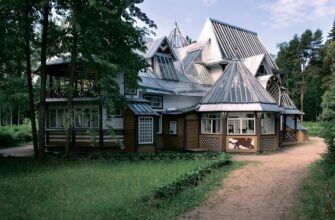 Усадьба Репина «Пенаты» в Репино — главный фасад дома-музея среди деревьев