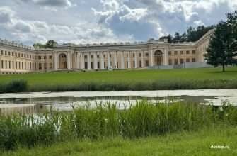 Александровский дворец в Пушкине, северный фасад с колоннадой, вид со стороны пруда