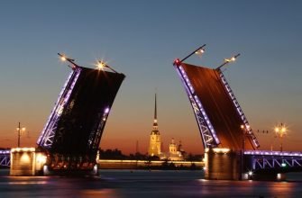 Разведенный Дворцовый мост на фоне Петропавловской крепости в Санкт-Петербурге вечером