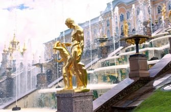 Золотые скульптуры и струи фонтана на Большом каскаде в Петергофе