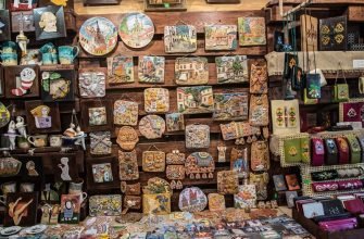 Сувениры из Казани — магниты, керамика и тюбетейки с национальным орнаментом