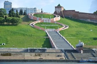 Чкаловская лестница в Нижнем Новгороде — вид снизу на симметричный каскад с памятником Чкалову и кремлевской стеной