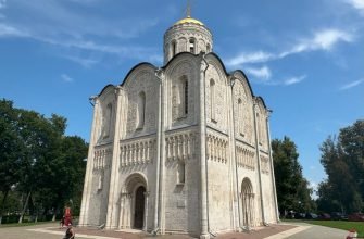 Дмитриевский собор во Владимире с белокаменной резьбой на фасадах
