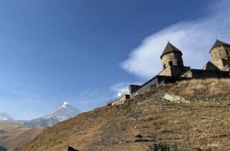 Церковь Гергети и гора Казбек в Грузии